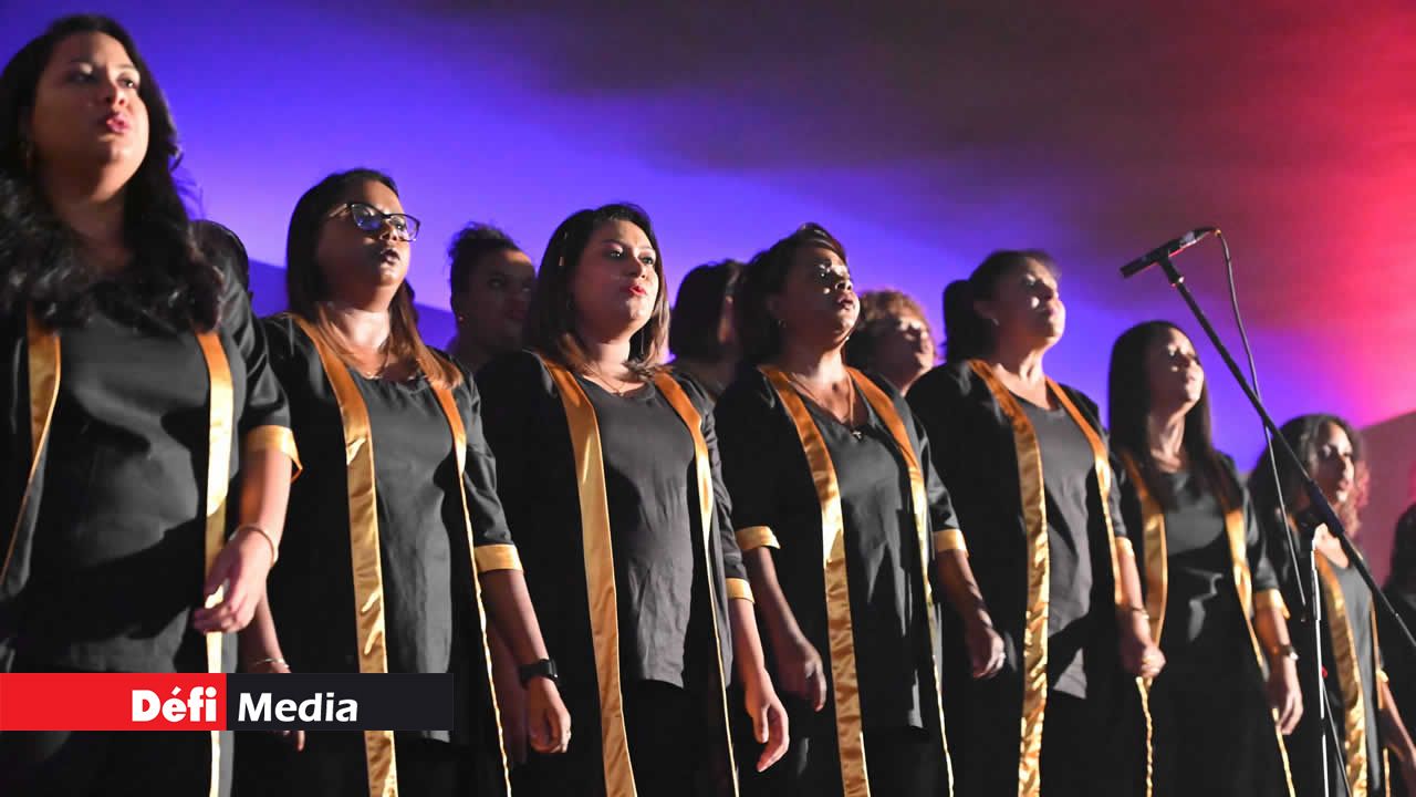 Une chorale, composée de plus d’une centaine de personnes, a accompagné King, tout au long du concert. Leur harmonie vocale a magnifié chaque morceau.