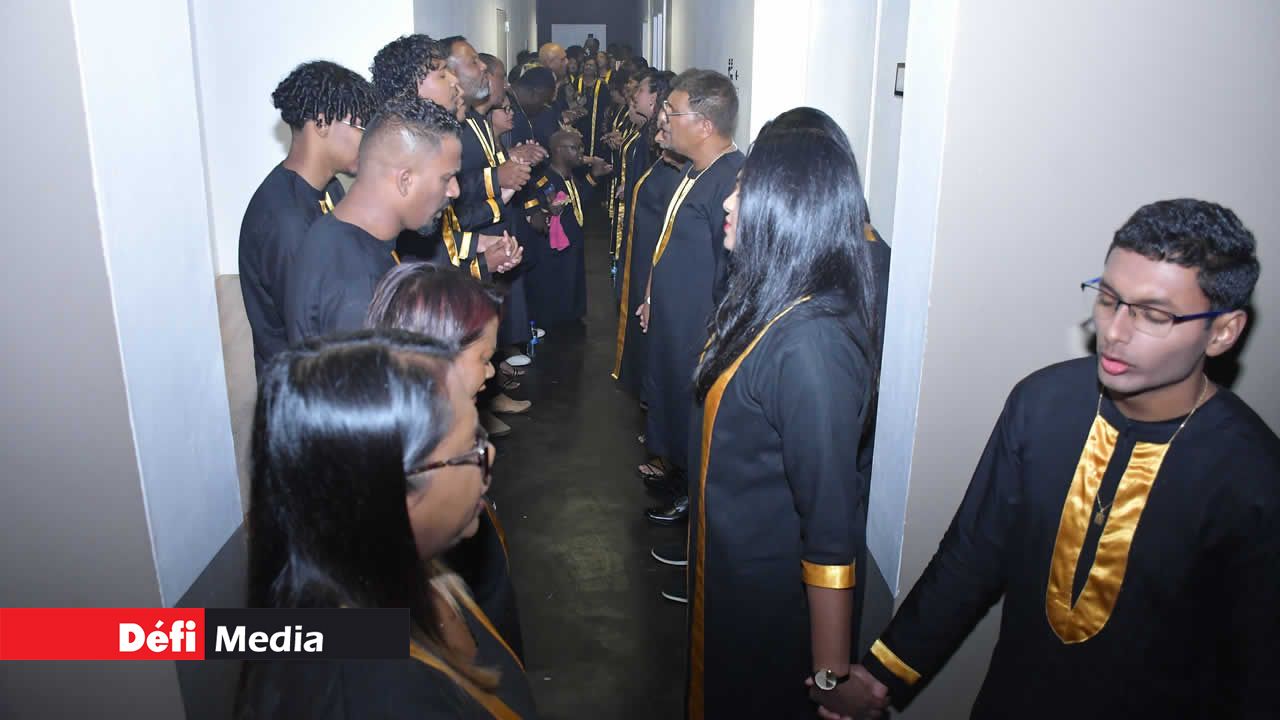 Moment solennel en coulisses avant le concert, lorsque la chorale, les musiciens et la régie ont dit une prière.