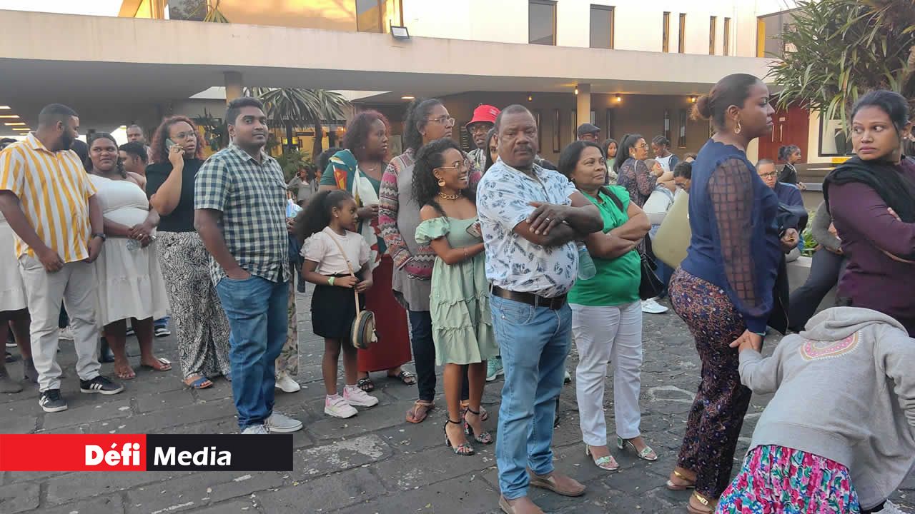 De nombreuses personnes se sont déplacées pour le concert de King. Certains fans ont même attendu plus de trois heures avant l’ouverture des portes, impatients de vivre cet événement.