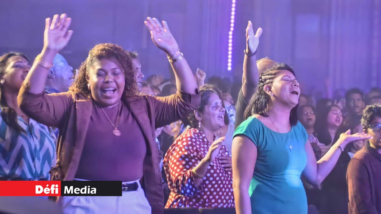 Des moments forts avec des chants de louanges et d’adoration ont marqué le concert de King. Chaque chanson résonnait comme une prière, transportant le public dans le recueillement et l’élévation spirituelle.