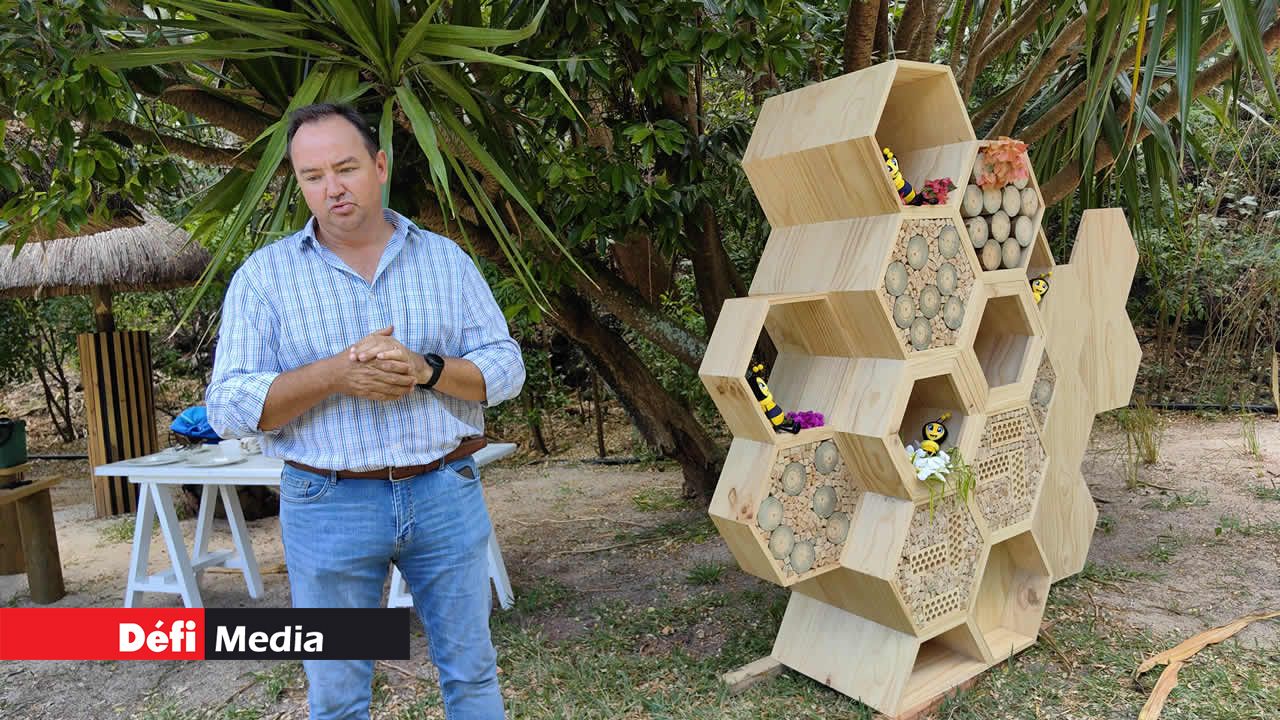 L’apiculteur Étienne de Senneville, responsable des ruches installées  à l’hôtel Long Beach, explique comment ce partenariat entre le Groupe Sunlife et lui a été établi.