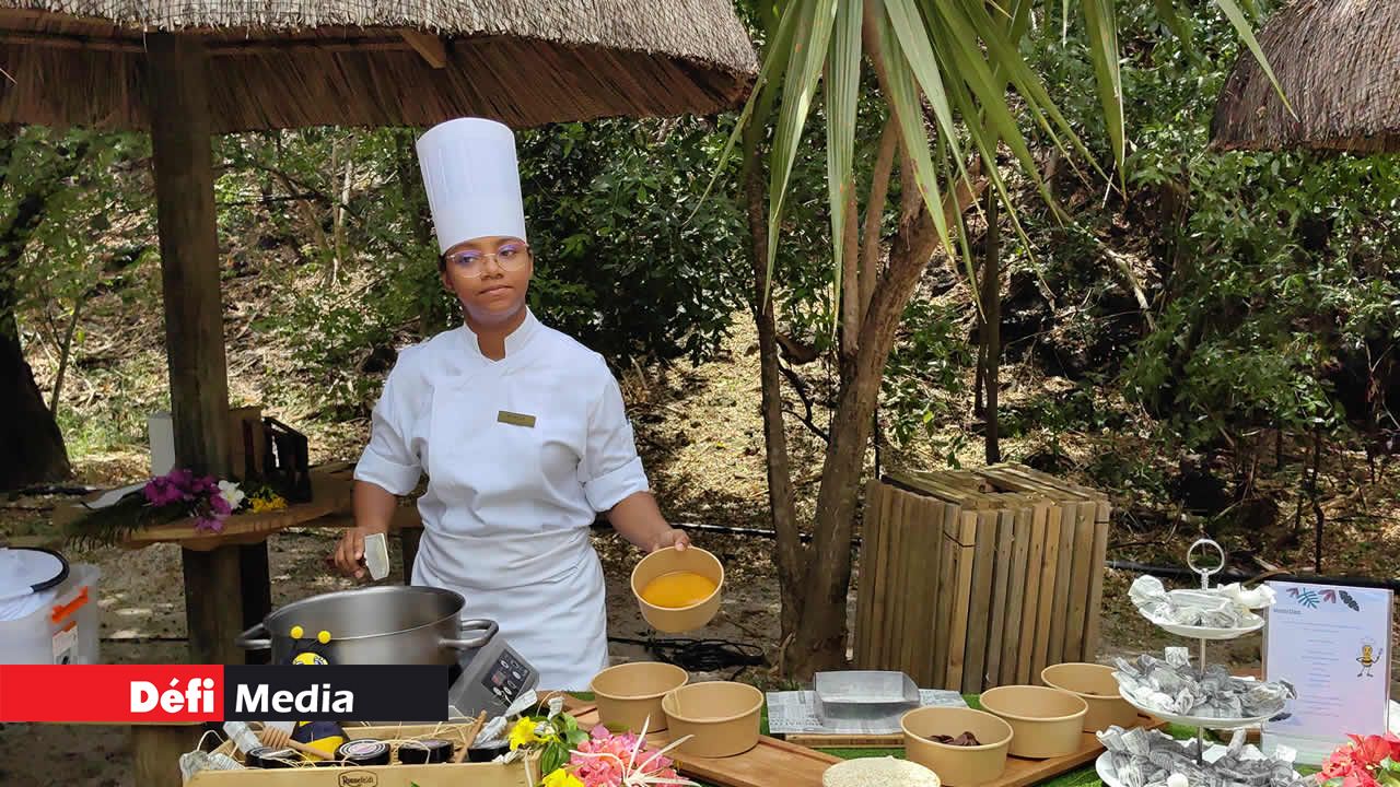 Estelle, qui travaille au Long Beach, prépare des barres de céréales avec le miel qui a été recueilli de la ruche.