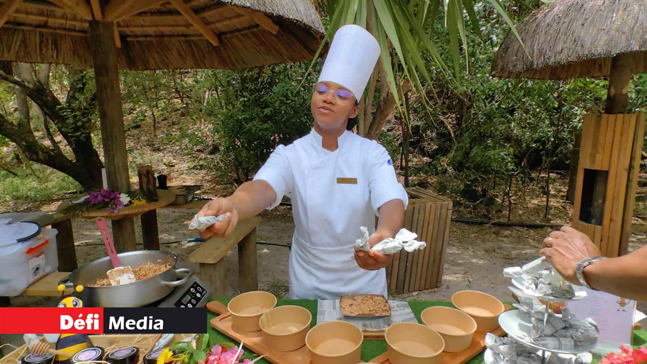 Estelle distribue les barres de céréales à base de miel. C’est un vrai délice.