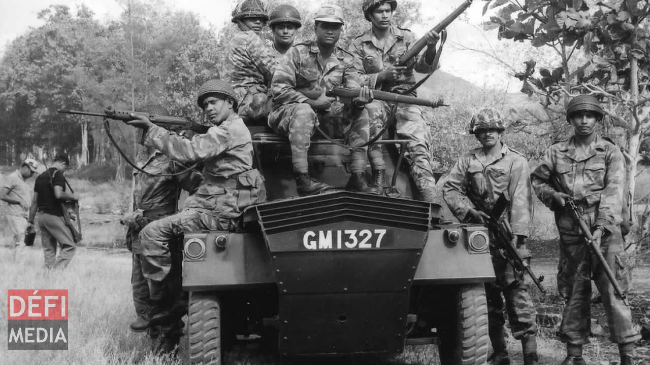 Des soldats de la Special Mobile Force posant pour Goorooduth Chuttoo. Des soldats de la Special Mobile Force posant pour Goorooduth Chuttoo.