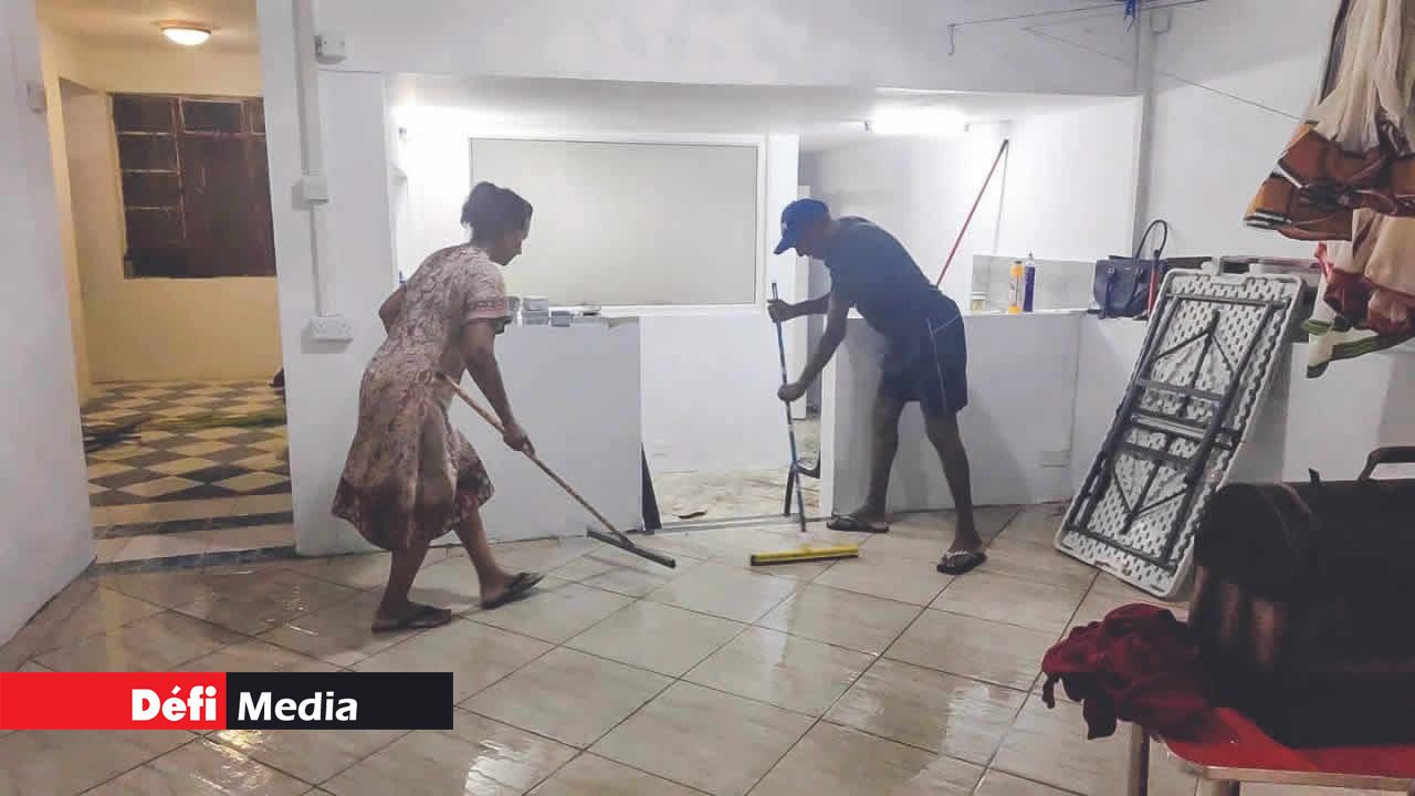L’heure est au grand nettoyage chez la famille Moonien à Souillac après que l’eau s’est infiltrée dans leur maison.