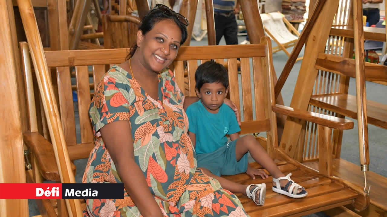 Arouvee Mootooveeren et son fils Aadi testant une balançoire chez Teak Me Home.