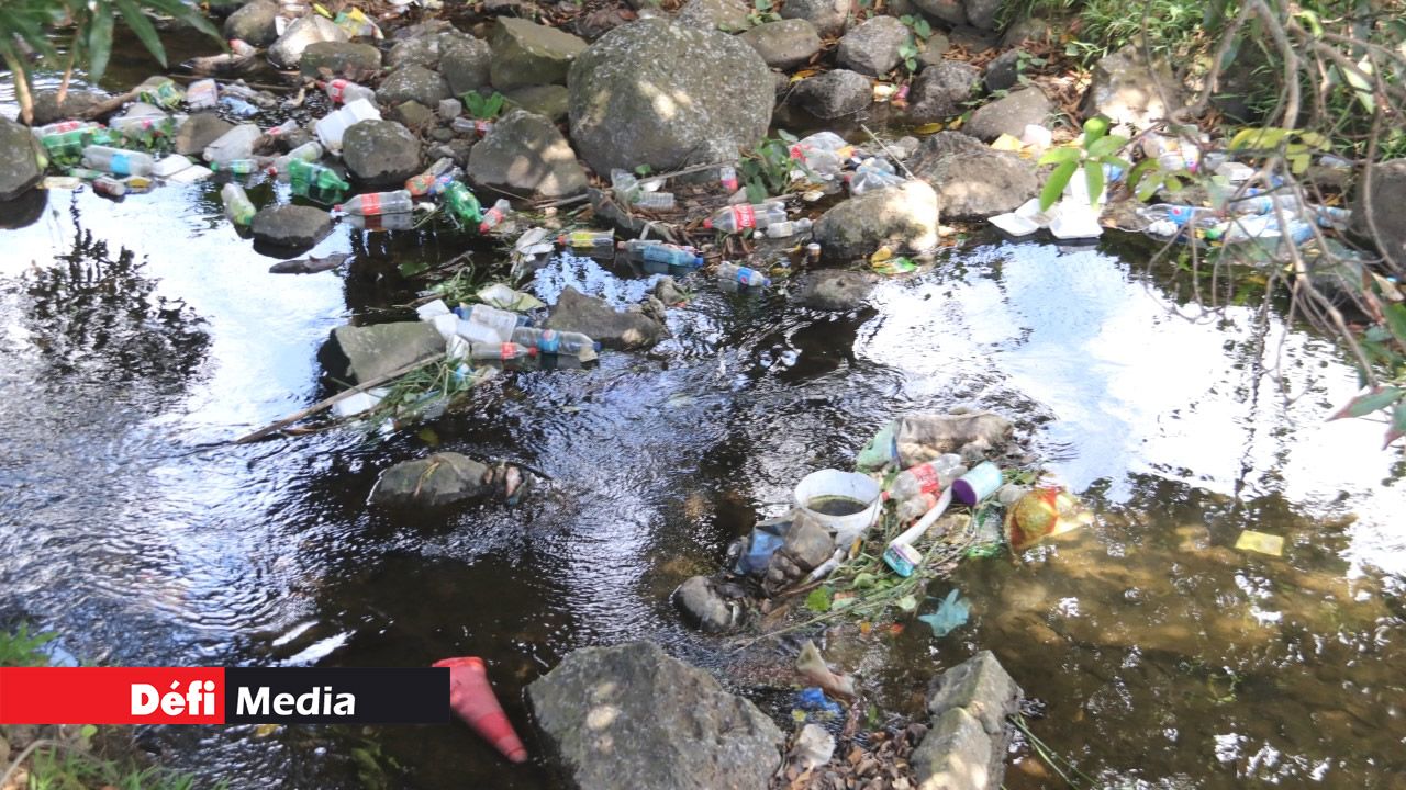 Le gouvernement dépense beaucoup d’argent en termes de traitement de déchets et de nettoyage des débris en plastique.