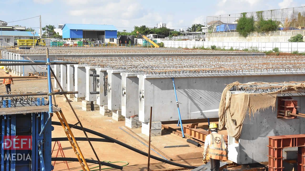 Les grosses structures en béton sont prêtes pour être envoyées sur place du tracé métro.