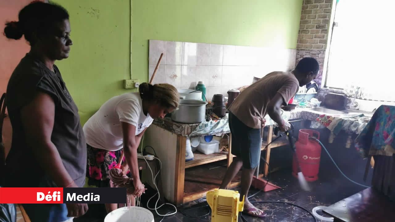 Nathanaelle Darga et des voisins nettoyant la maison de sa maman. Bramsthan