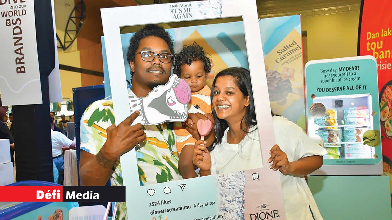 Photo de famille avec une glace de la marque DIONE de chez Inicia.
