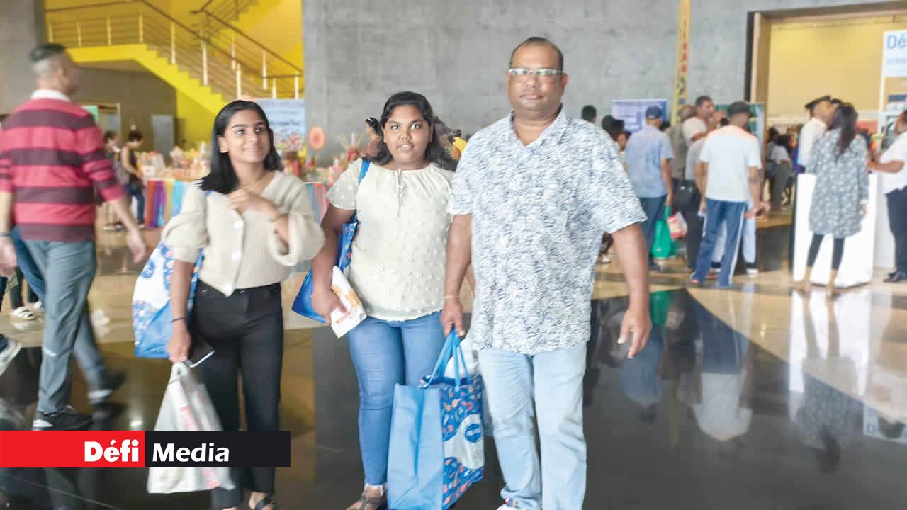 La famille Narsimooloo de Quartier-Militaire, satisfait du salon, ayant fait le plein de bonnes affaires.