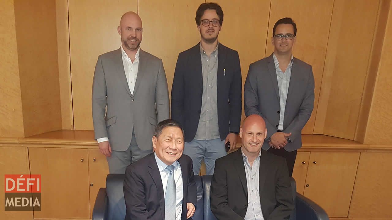 Assis:  Kee Chong Li Kwong Wing et Joseph Lubin. Debout, de gauche à droite, Jeremy Millar, John Lilic et James Duchenne, Honorary Representative du Board of Investment aux Etats-Unis. 