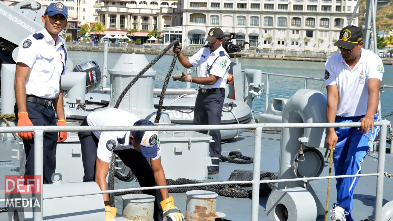 Chaque membre d’équipage a des tâches spécifiques, à quai comme en mer. Surveillance rapprochée en haute mer