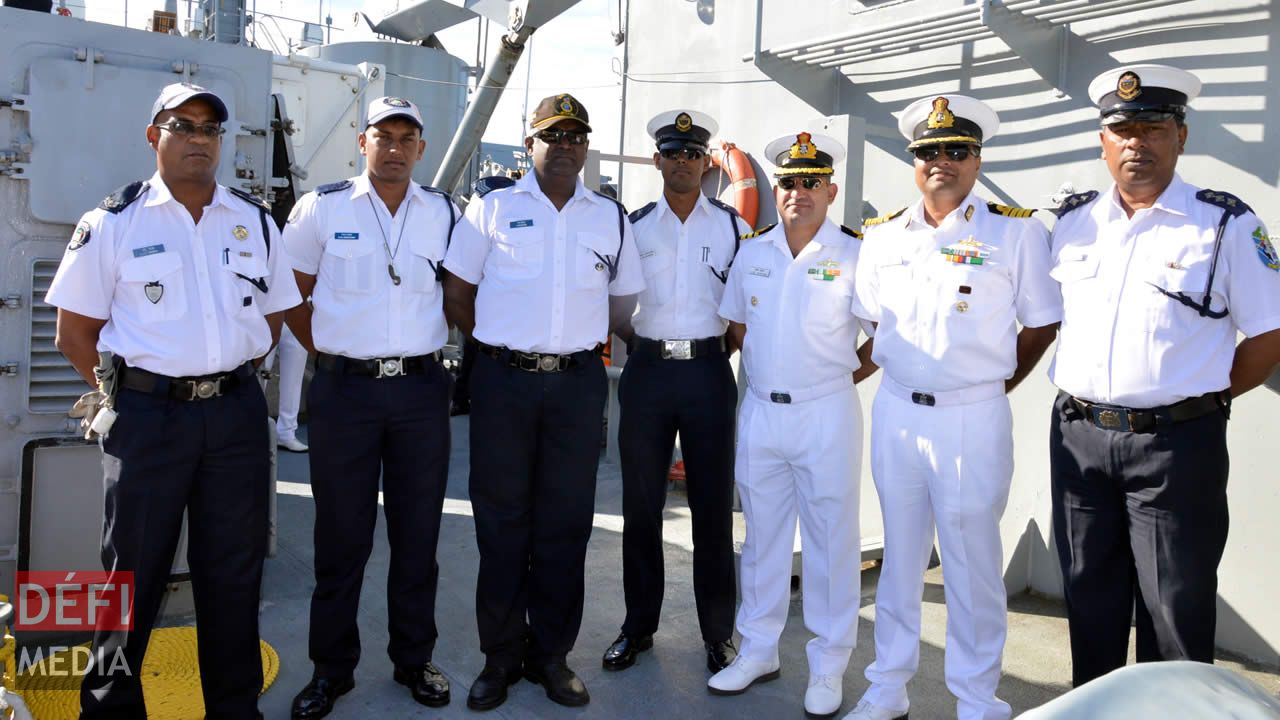 Photo souvenir du Commandant et de ses officiers. Surveillance rapprochée en haute mer