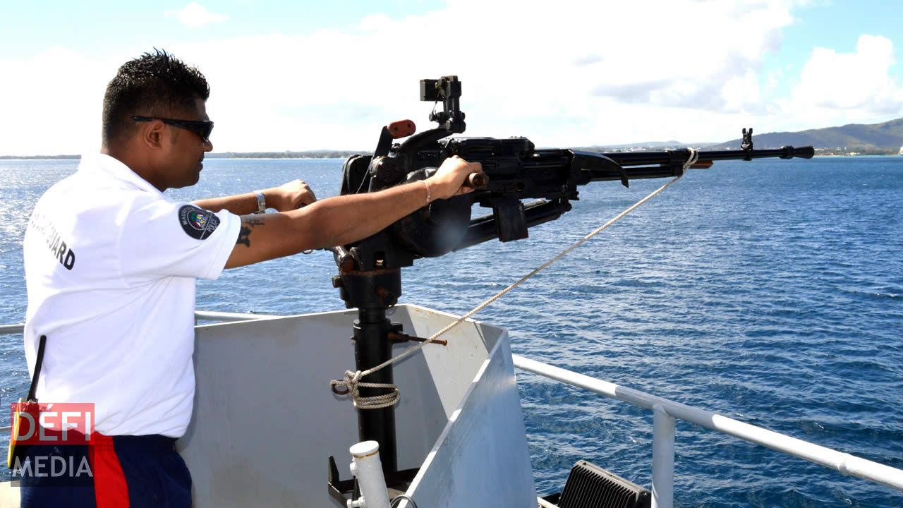 Un tireur est toujours prêt en cas d’éventuelle attaque en mer. Surveillance rapprochée en haute mer