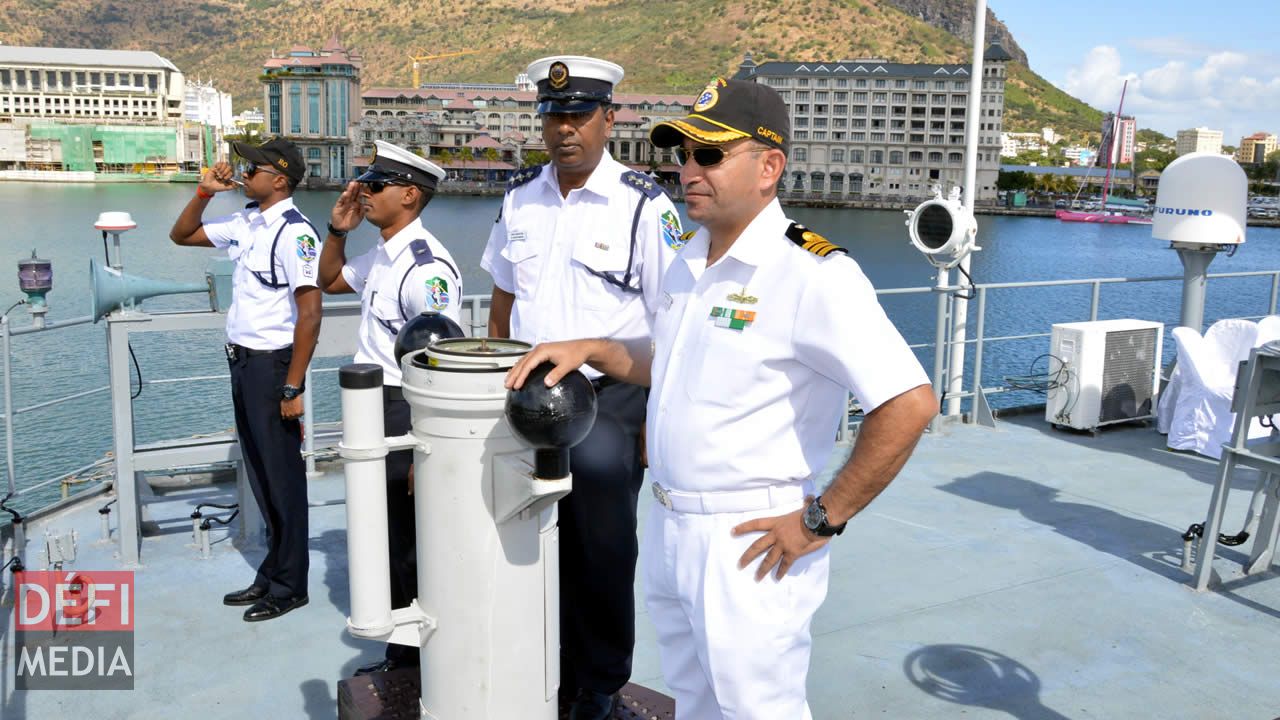 Le Commandant Kunal Bharadwaj et le chef inspecteur G. Cheetamun et deux autres officiers saluant l’equipage à l’arrivée au port. Surveillance rapprochée en haute mer