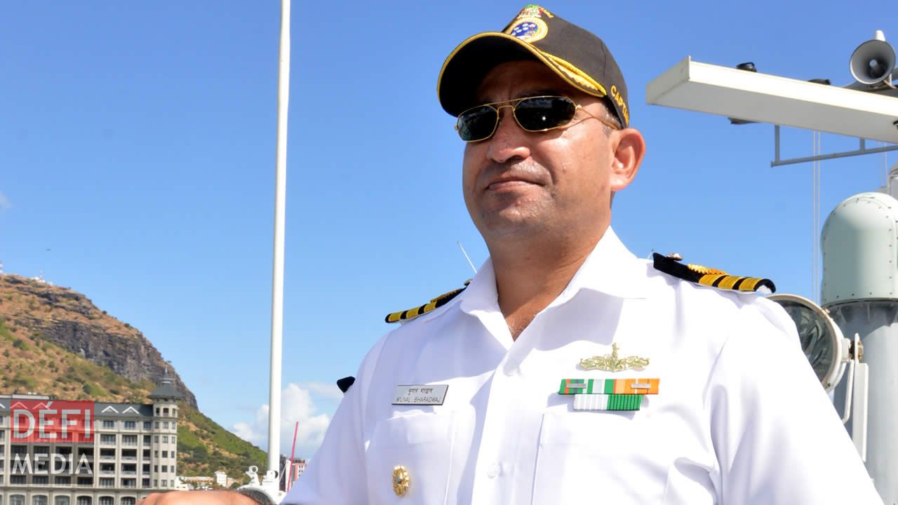 Kunal Bharadwaj, le Commandant de bord fidèle à son poste en rentrant au port . Surveillance rapprochée en haute mer