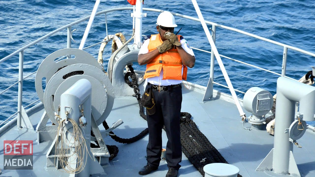 La radio est le mode de communication lors des déplacements. Surveillance rapprochée en haute mer