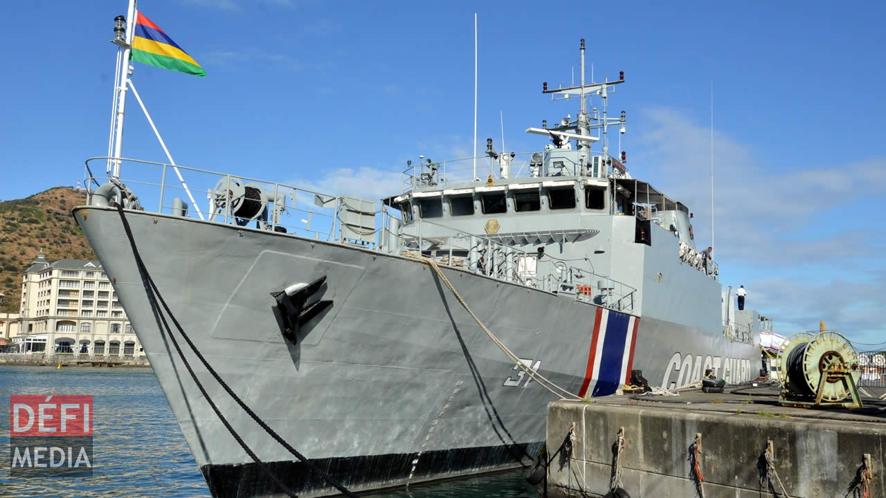 Le Barracuda dans la rade de Port-Louis. Surveillance rapprochée en haute mer