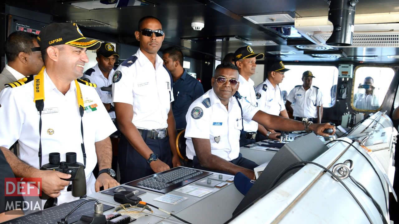Le Commandant et ses hommes dans la salle de contrôle. Surveillance rapprochée en haute mer