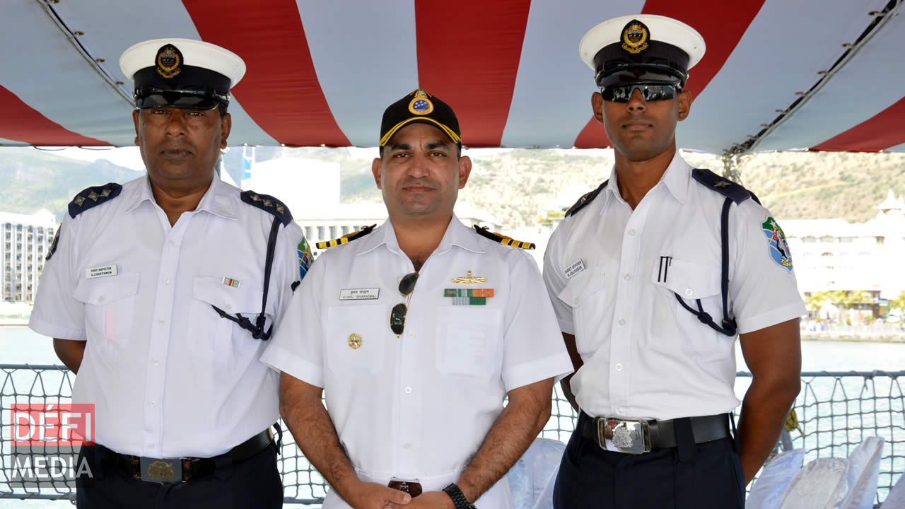 Le Chef Inspecteur G. Cheetamun de la NCG, le Commandant Kunal Bharadwaj et D. Jolicoeur, Cadet Officer. Surveillance rapprochée en haute mer