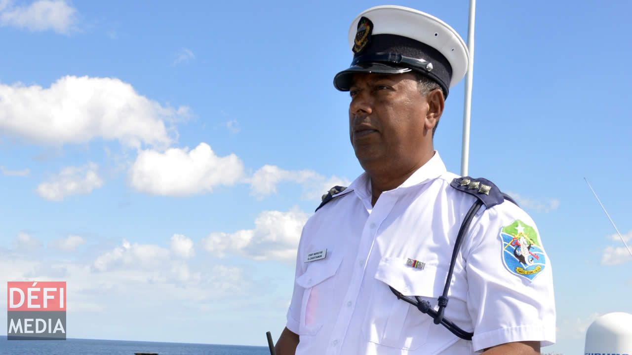 Le Chef inspecteur remplace le capitaine quand celui-ci est dans la cabine des radars. Surveillance rapprochée en haute mer