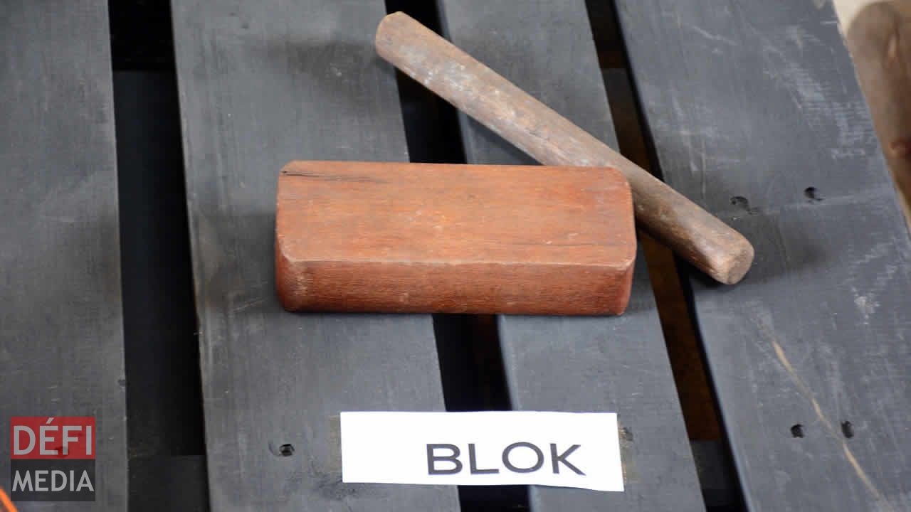 Cette brique et ce morceau de bois décrivent bien cette expression kreol, «  de lamen bate, fer son ». Séga tipik