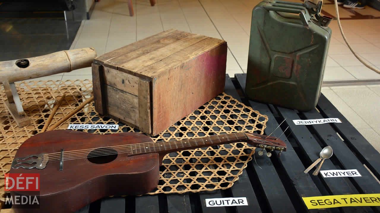 Plusieurs matériaux étaient également utilisés pour concocter un bon son, notamment des cuillères et un bidon (ou jerrican).  Séga tipik