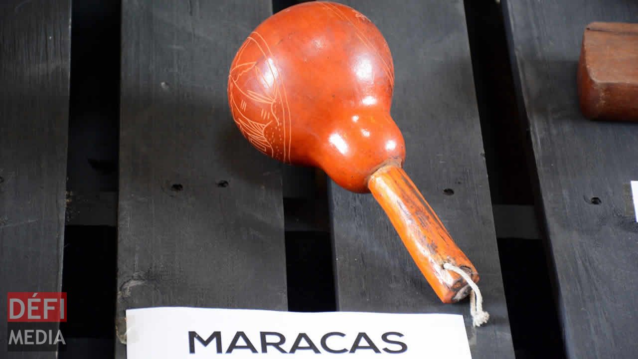 Les maracas sont un autre instrument traditionnel.  Séga tipik