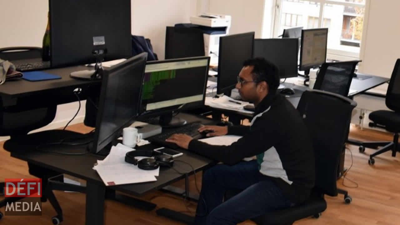 Pirabarlen Chinaramen, ingénieur en informatique mauricien, dans son bureau au Danemark.