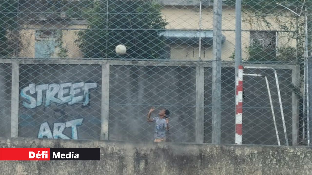 Des enfants jouent sur un terrain de jeux à Rose-Hill.