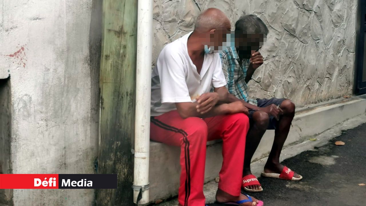 Les deux camarades de beuverie oublient vite les gestes barrières.