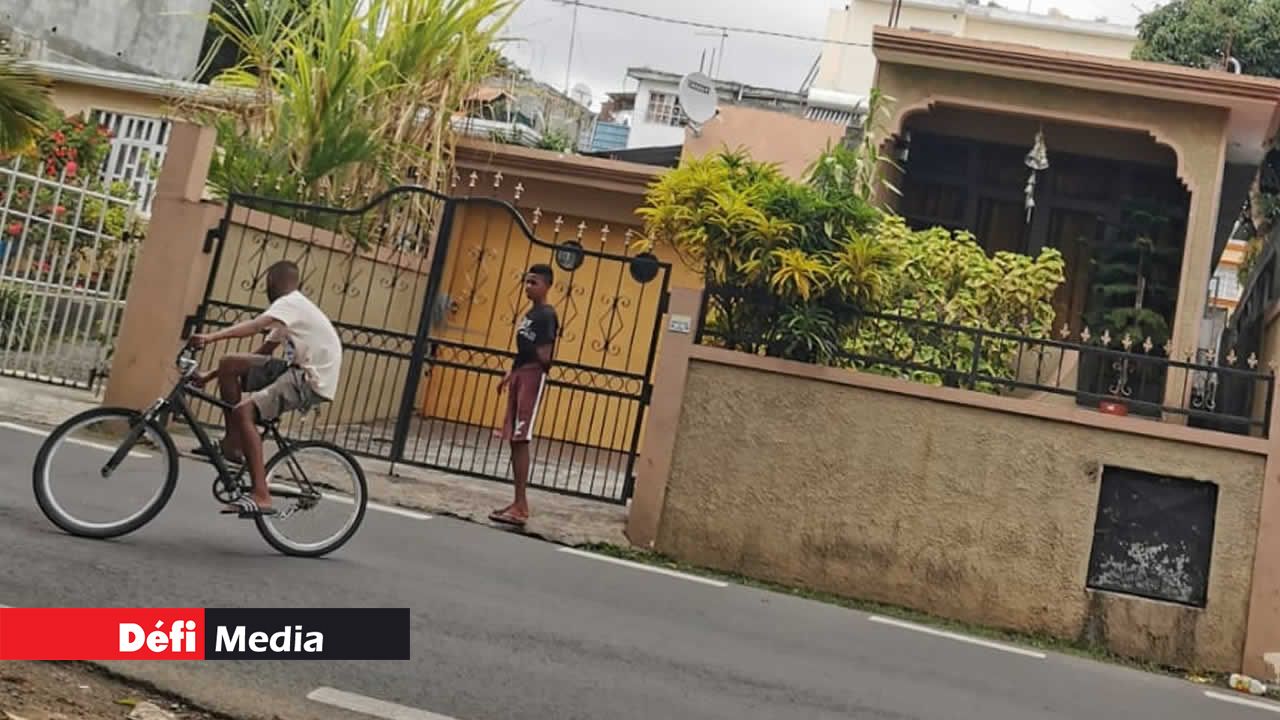 Le jeune garçon ne porte pas de masque.