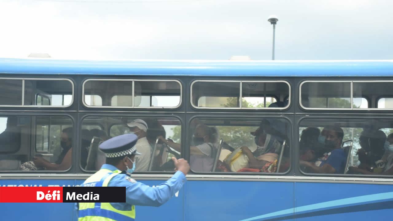Distanciation sociale impossible dans les autobus.