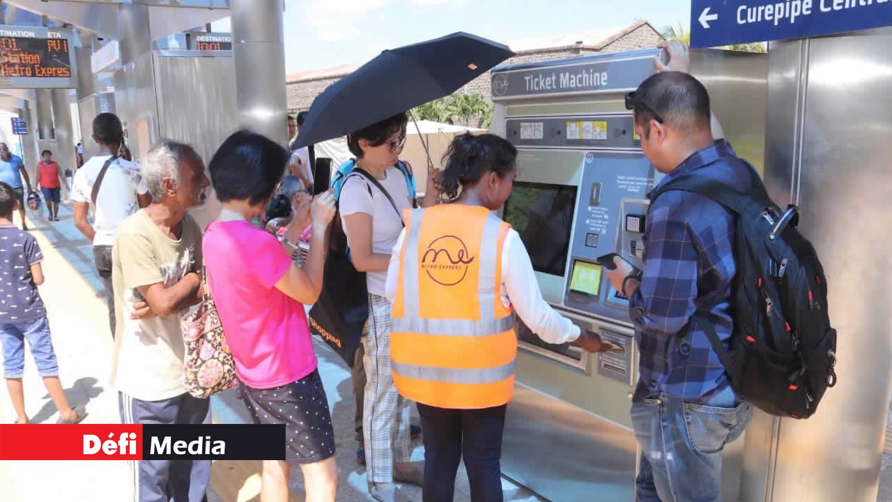 Des officiers de Metro Express Ltd sont présents aux stations pour aider les passagers à acheter leur ticket.