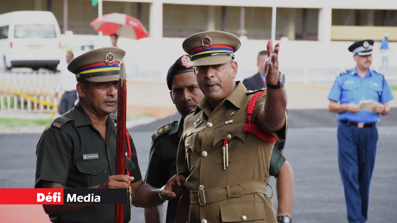 L’aide de camp du président de Maurice effectuant une vérification de sécurité pour les invités attendus.