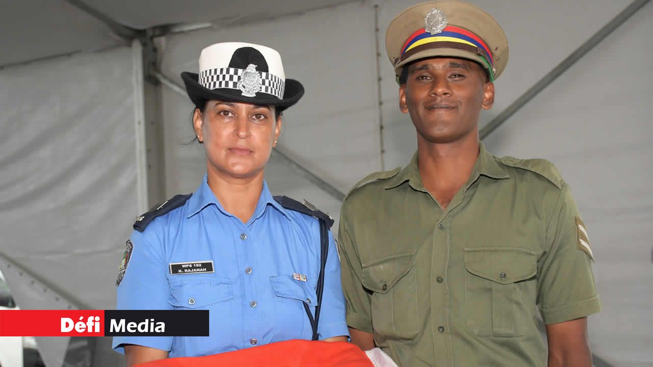 Les policiers Kavita Rajanah et Steven Richardson portant fièrement le drapeau qu’ils hisseront lors de l’hymne national au Champ-de-Mars.