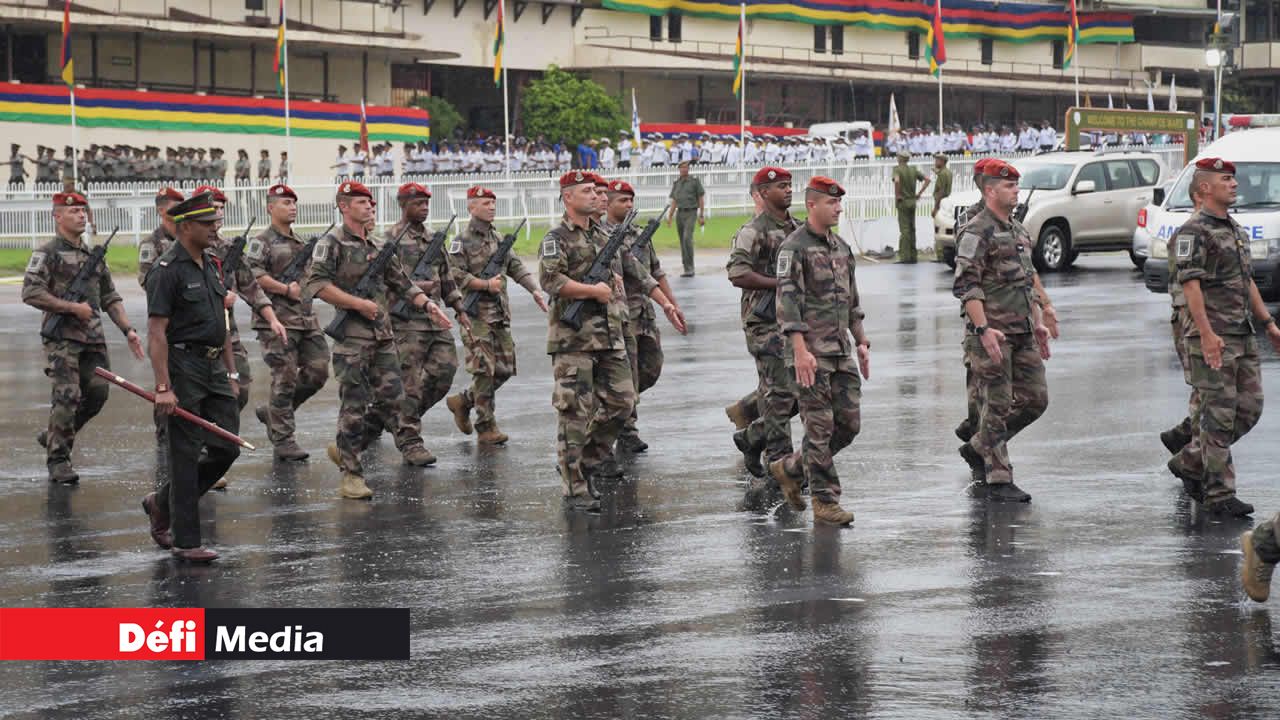 L’armée des Seychelles défilant aux côtés des autres unités.