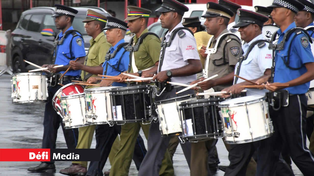 Tous les ensembles musicaux – Police, Fire Rescue, SMF et Prison Band – réunis pour un numéro spectaculaire lors de la répétition.