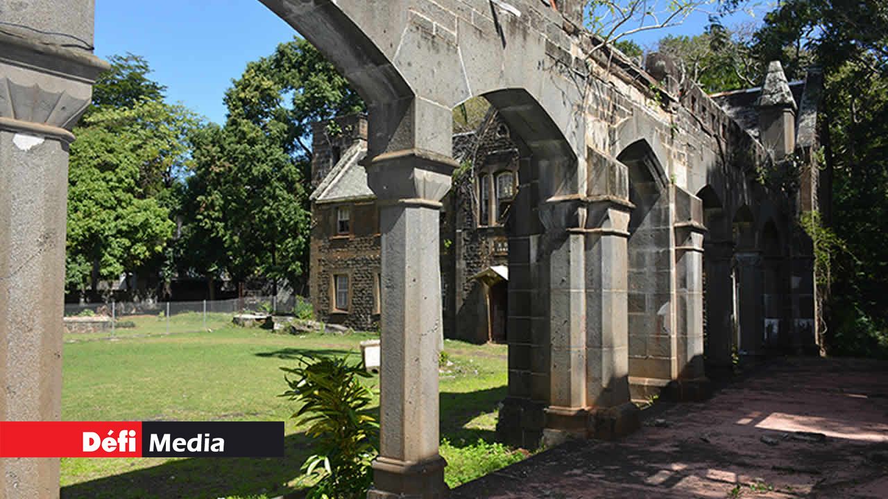 Colonnes et architecture en pierre taillée.