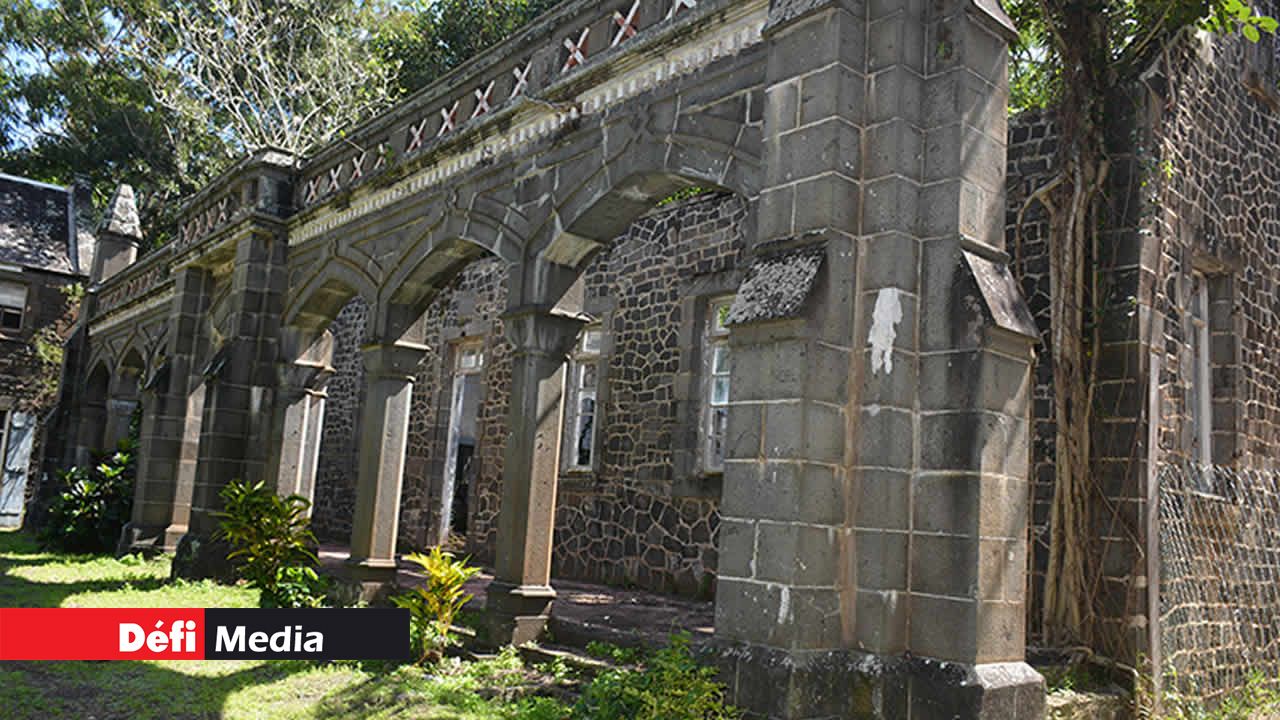 Un des bâtiments avec ses structures en pierre taillée.