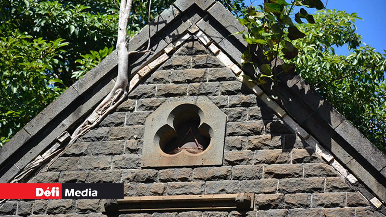 Sculpture dans la roche.