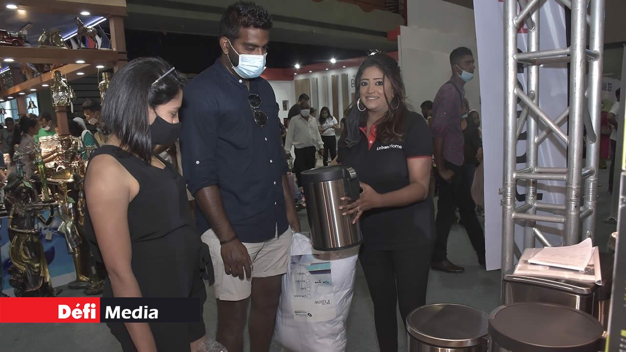 Les poubelles en inox sont populaires sur le stand d’Urban Home.