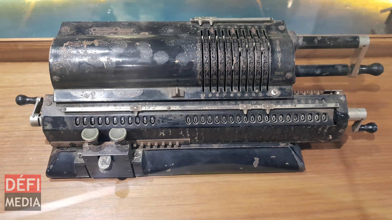 Ancienne machine à compter. Ancienne machine à compter.