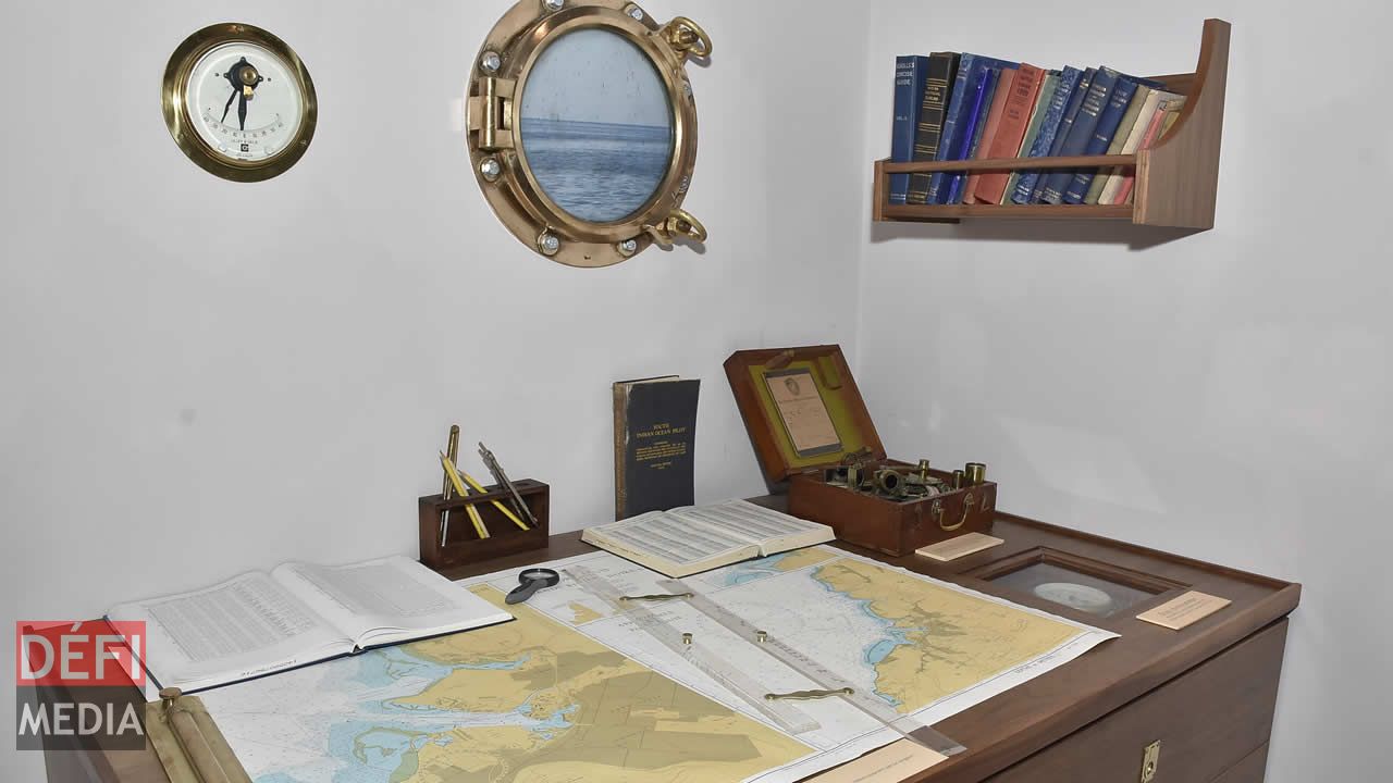 La table où travaille le capitaine pour tracer la voie maritime en mer. La table où travaille le capitaine pour tracer la voie maritime en mer.