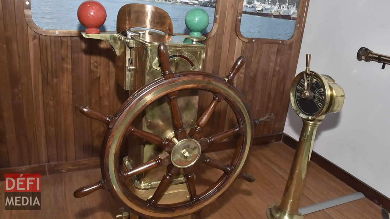 Réplique de la cabine de pilotage d’un navire. Réplique de la cabine de pilotage d’un navire.