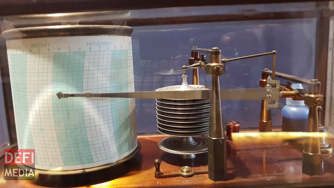 Un appareil à mesurer le vent. Un appareil à mesurer le vent.