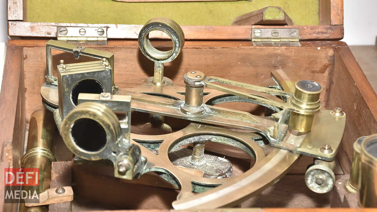 Un sextant de la Marine. Un sextant de la Marine.