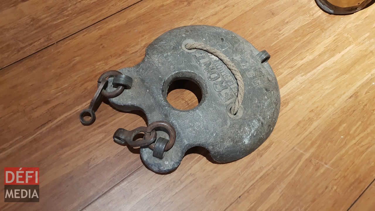 Un système de poids pour fixer aux chaussures du scaphandrier. Un système de poids pour fixer aux chaussures du scaphandrier.