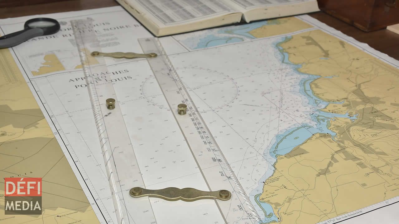 Une règle parallèle pour travailler sur les cartes marines. Une règle parallèle pour travailler sur les cartes marines.